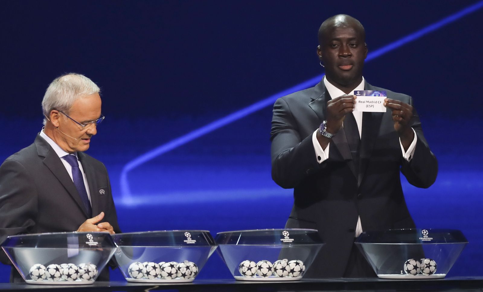 Yaya Touré muestra la papeleta del actual campeón, el Real Madrid.
