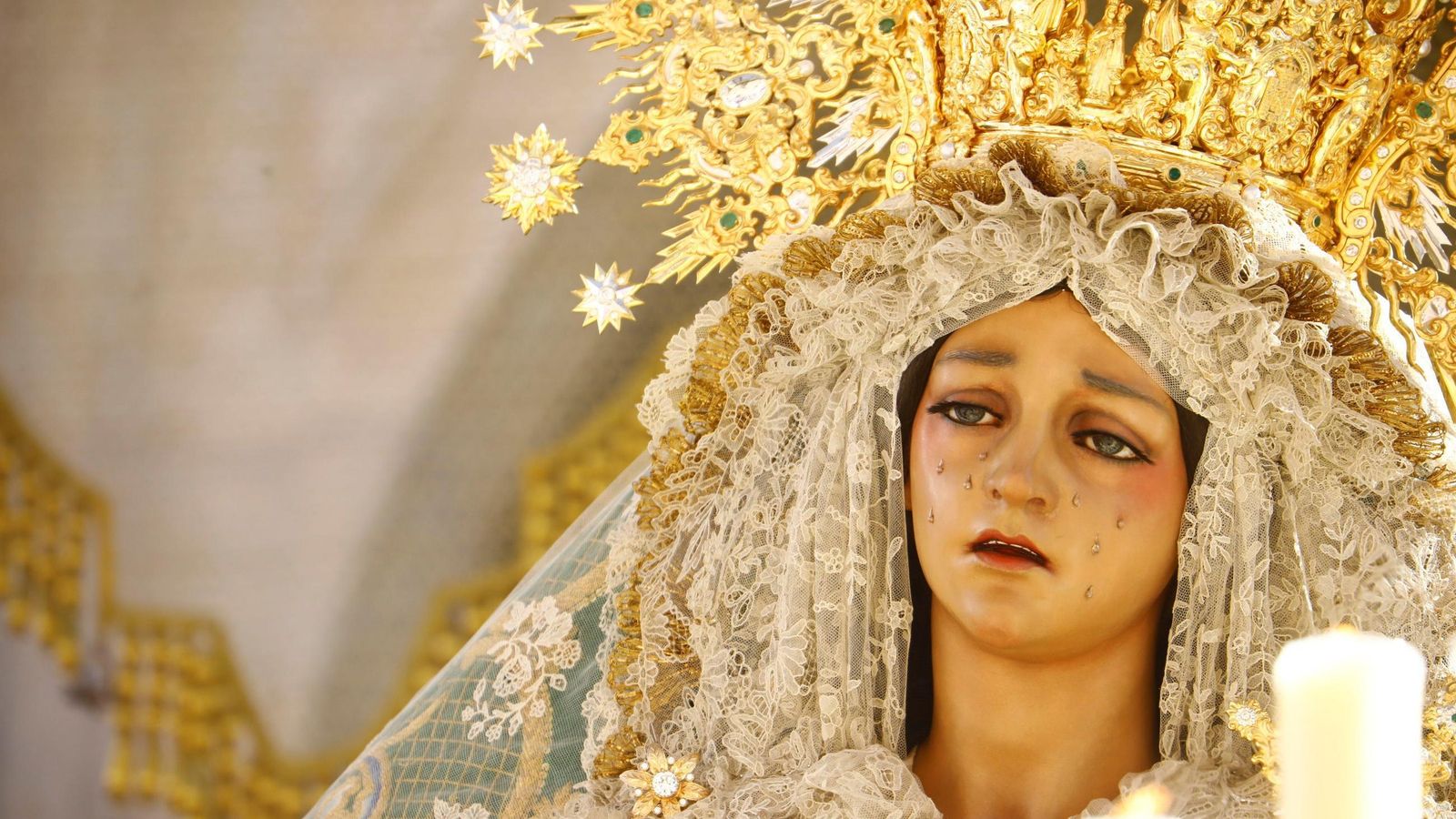 La Virgen de la Esperanza, durante una salida procesional.