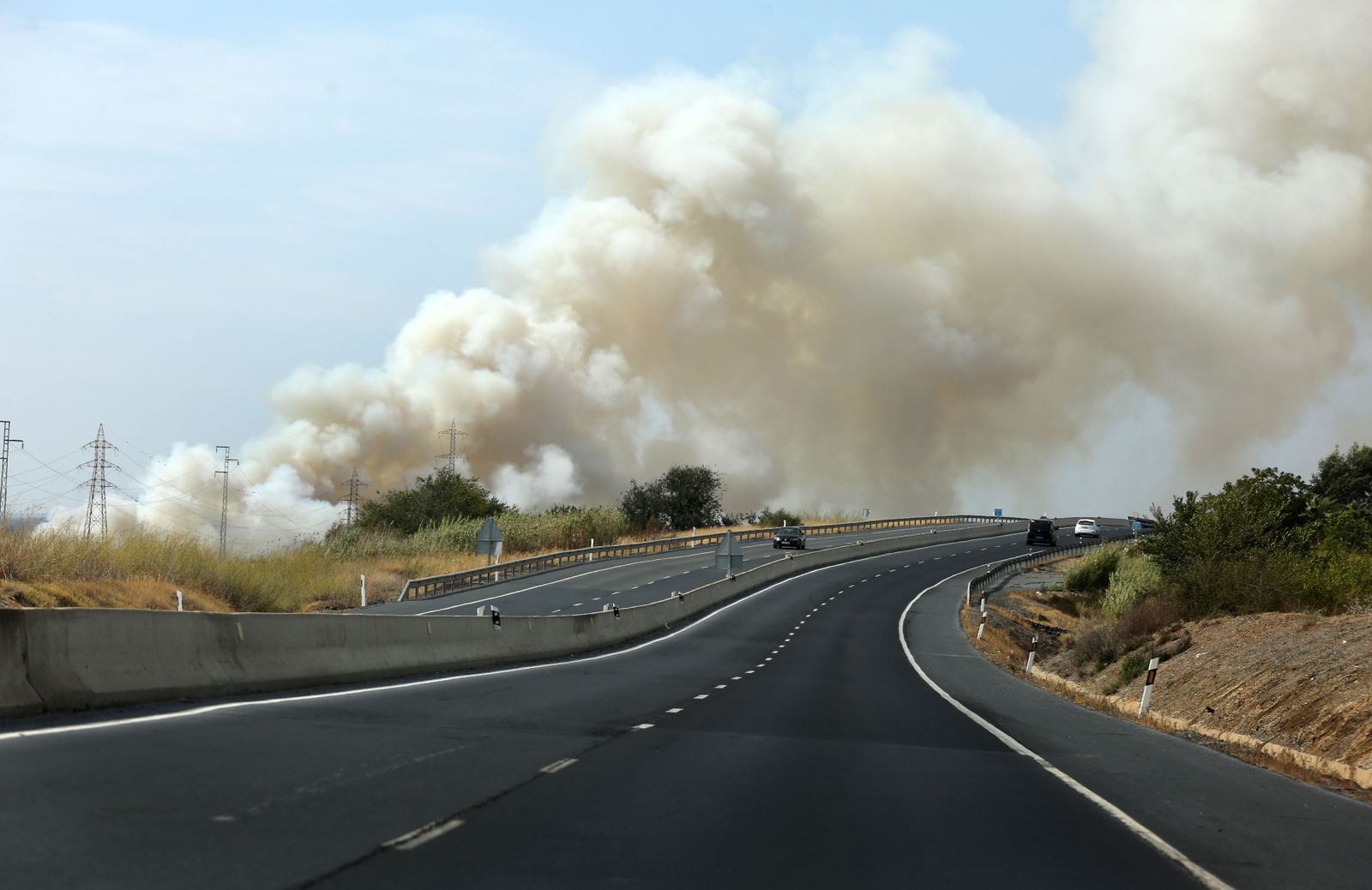 Imágenes del incendio declarado en marismas del Odiel