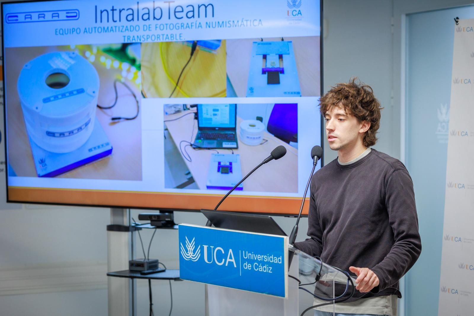 José Dodero explica el desarrollo del equipo automatizado para la fotografía numismática