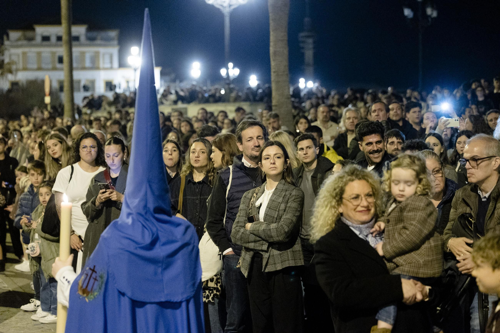Imágenes de la salida del Perdón en la Semana Santa de Cádiz 2025