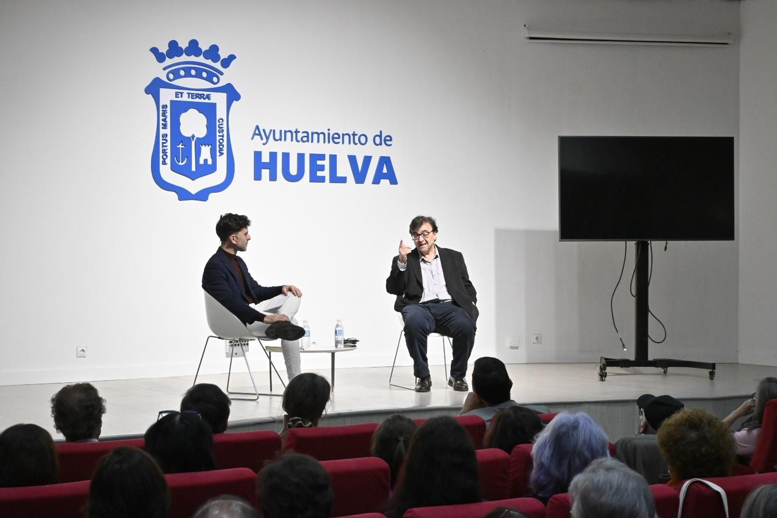 Imágenes del encuentro con el escritor Javier Cercas en Huelva