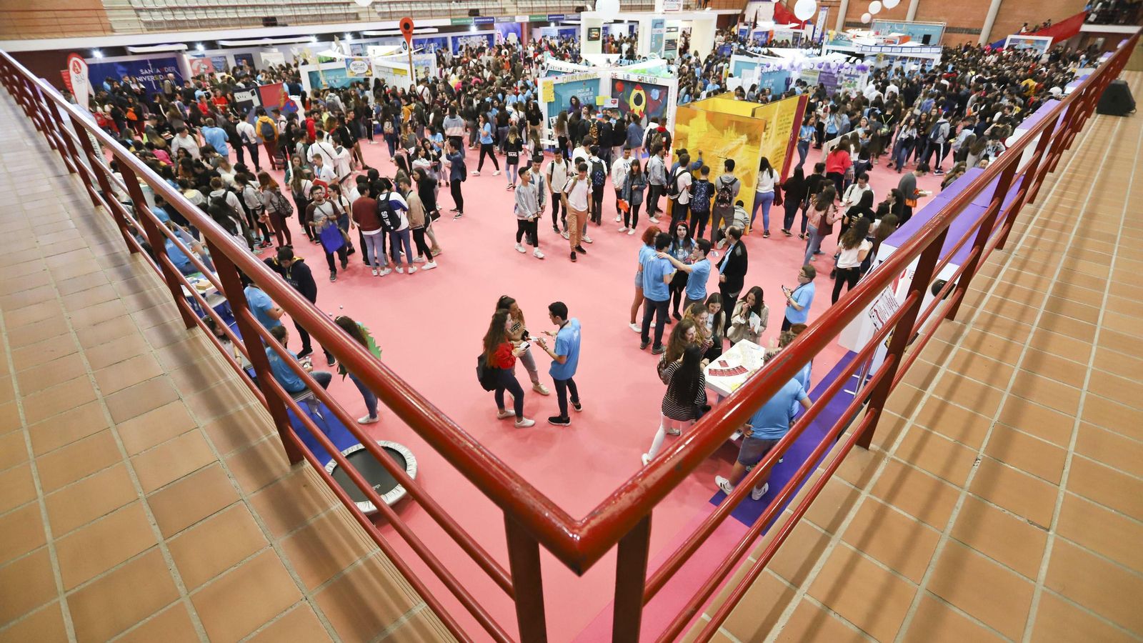 El Complejo Deportivo de la UMA repleto de expositores.