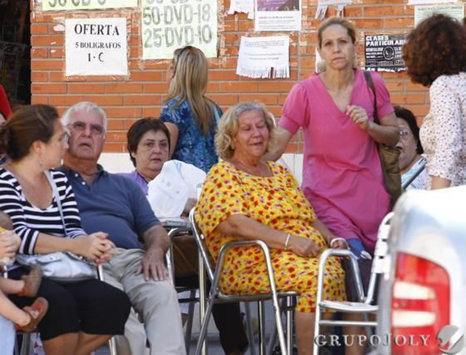 Vecinos desalojados esperan una solución en la calle.

Foto: Belén Vargas