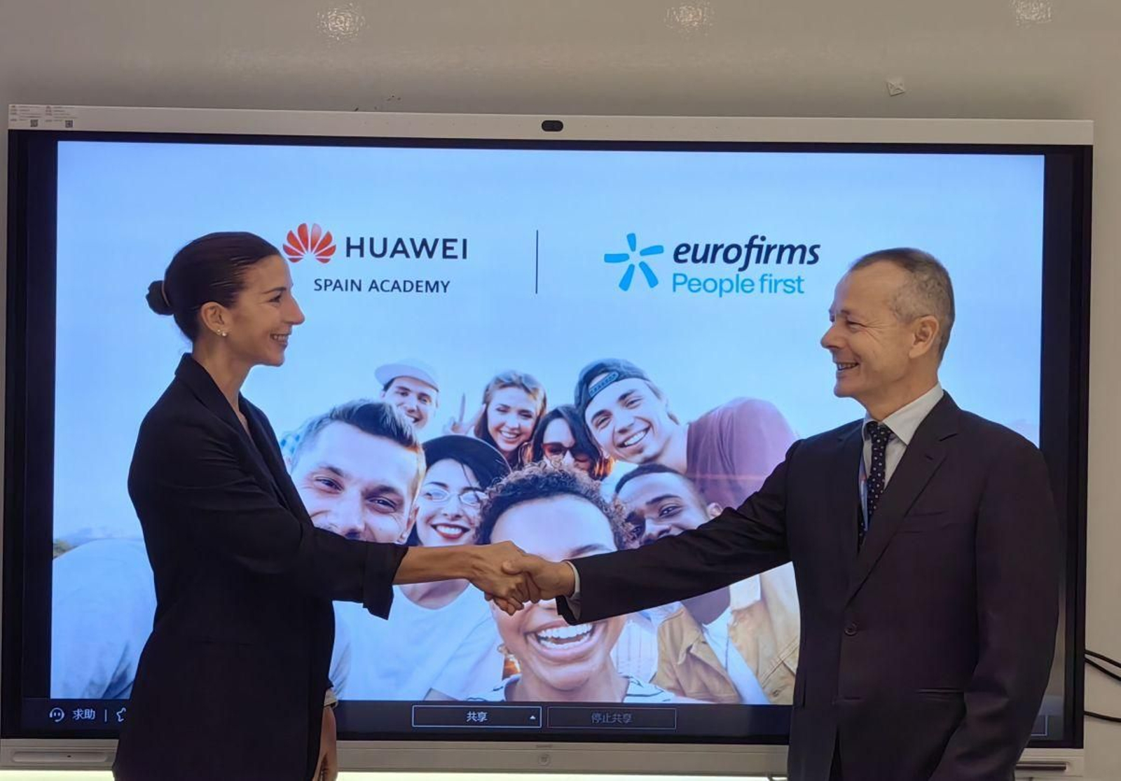 Carmen González (Huawei) (izda) y Miquel Jordá (dcha) en la firma del acuerdo.