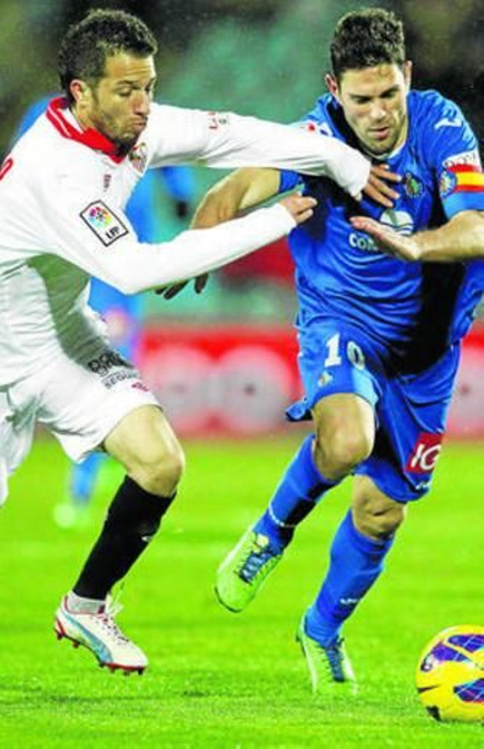 Cicinho pelea el balón con Gavilán, el capitán del Getafe.