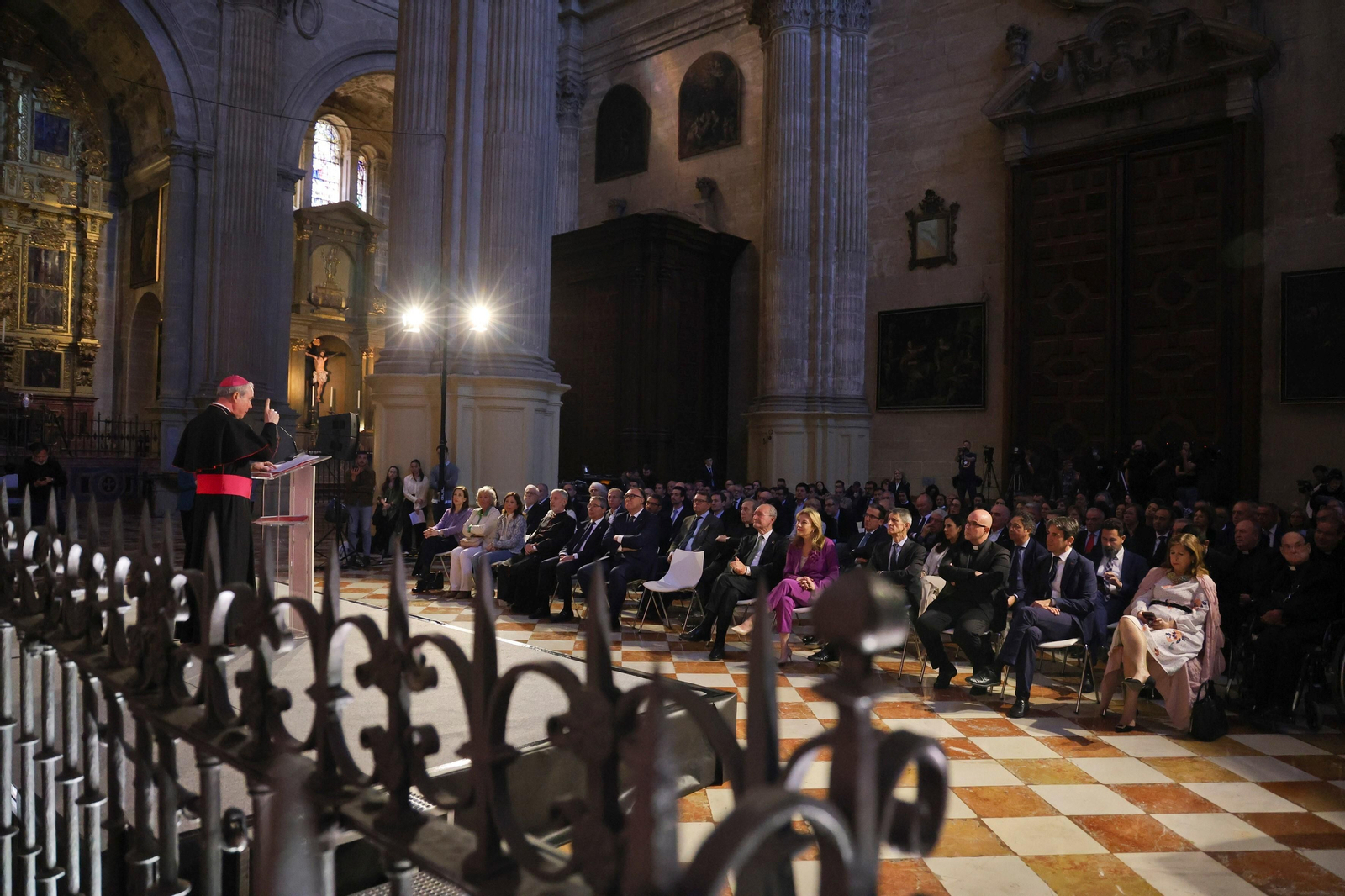Colocan la primera viga de la nueva cubierta de la Catedral de Málaga, en fotos