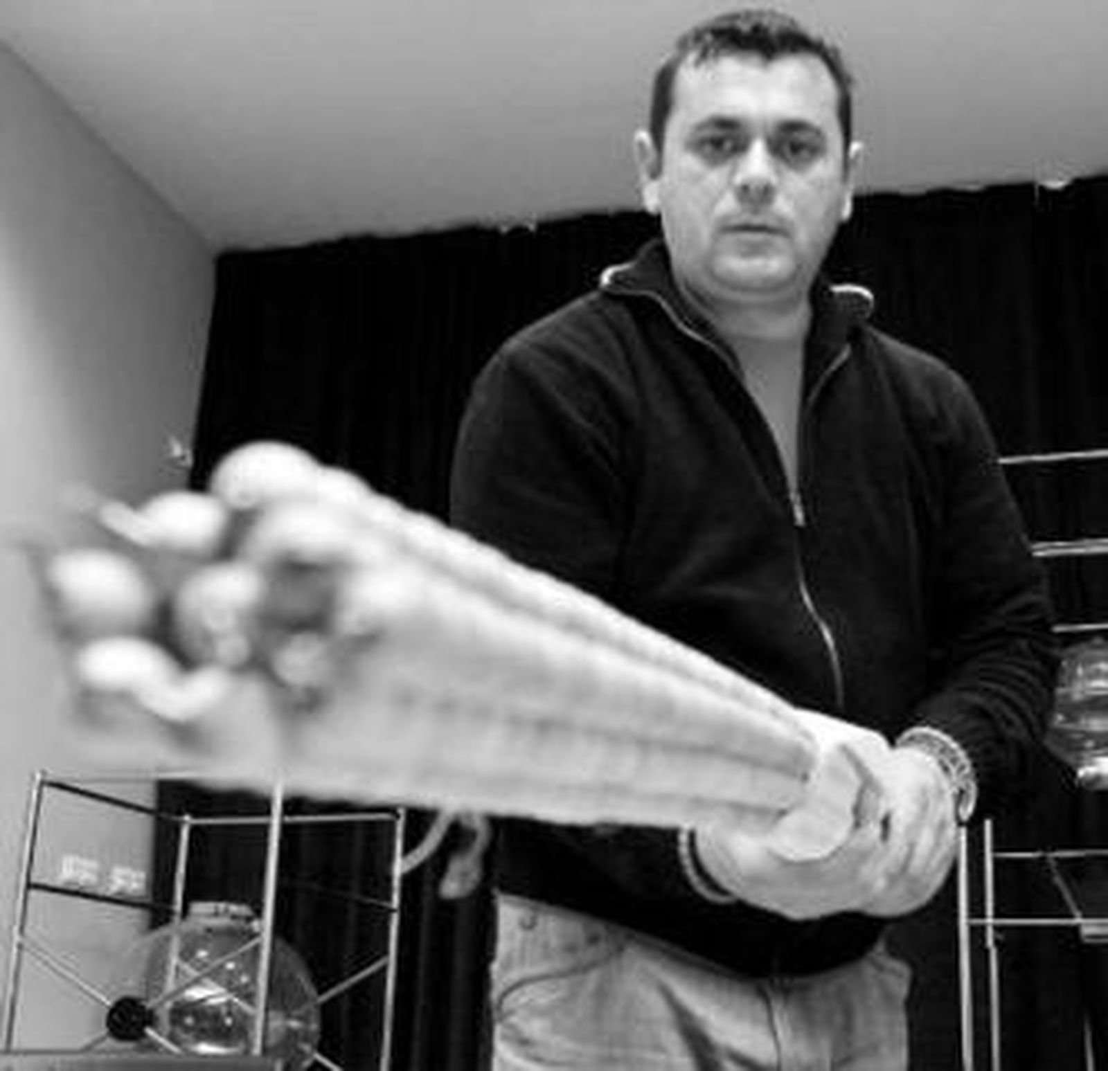 Un hombre prepara ayer las varillas para el sorteo.