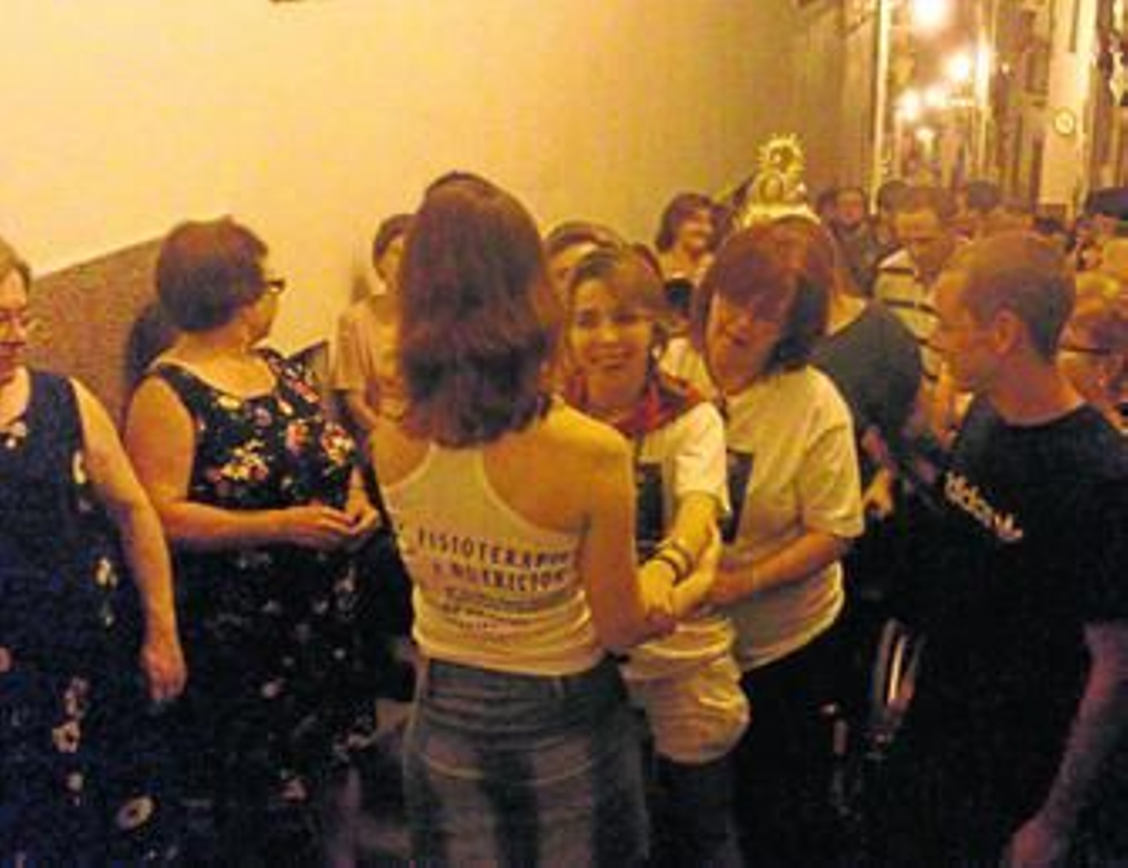 Melany García acompañada de vecinos y monitores del Guadalinfo en su última etapa.