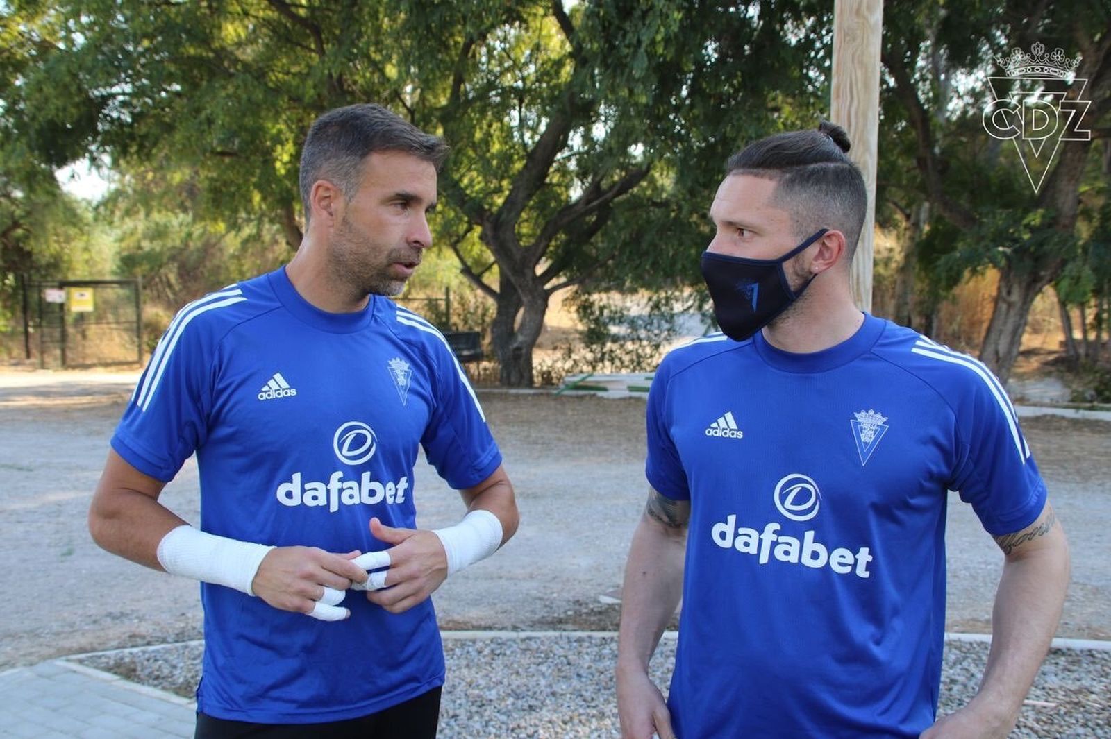 Ledesma dialoga con Cifuentes antes del entrenamiento vespertino.