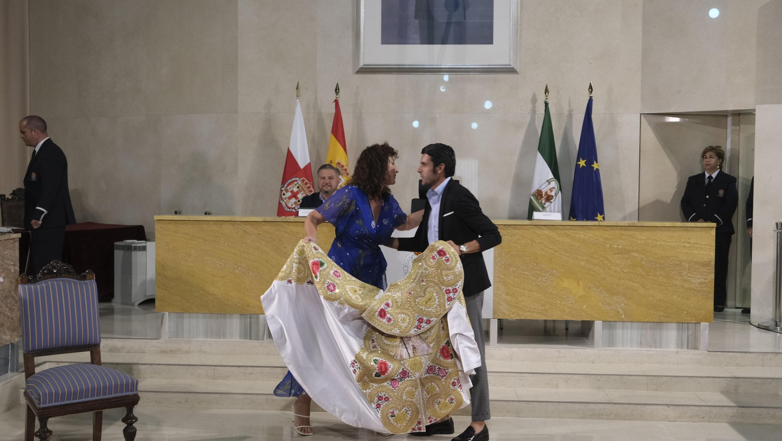 Imágenes de la entrega del capote de paseo de la feria taurina 2021 en honor a la Virgen del Mar, al torero Emilio de Justo