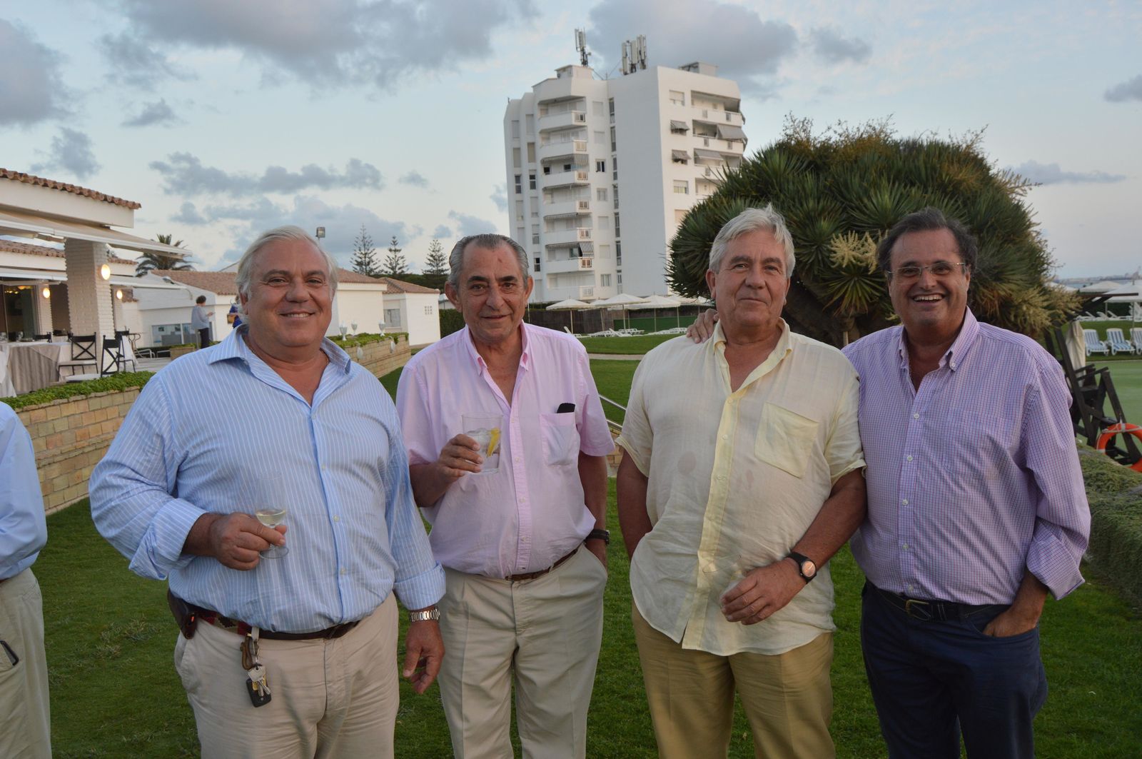 Bruno Pemán Díez, Ramón Guerrero Pemán y Juan Pemán Díez, durante el cóctel.