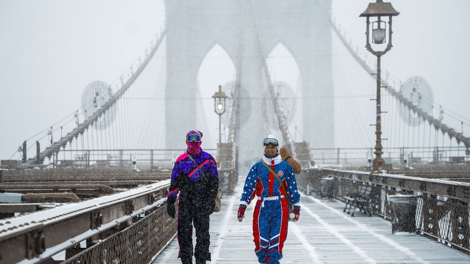 Las gélidas y blancas imágenes que deja la monstruosa tormenta de EEUU