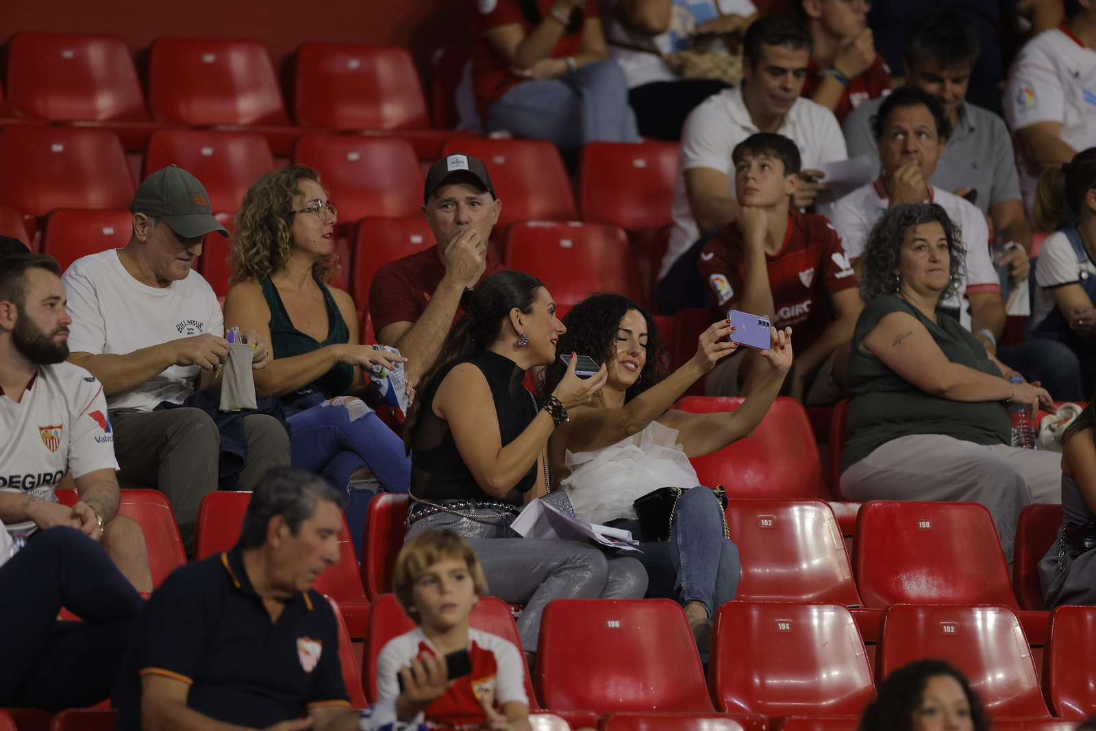 Búscate en las fotos del Sevilla-Rayo