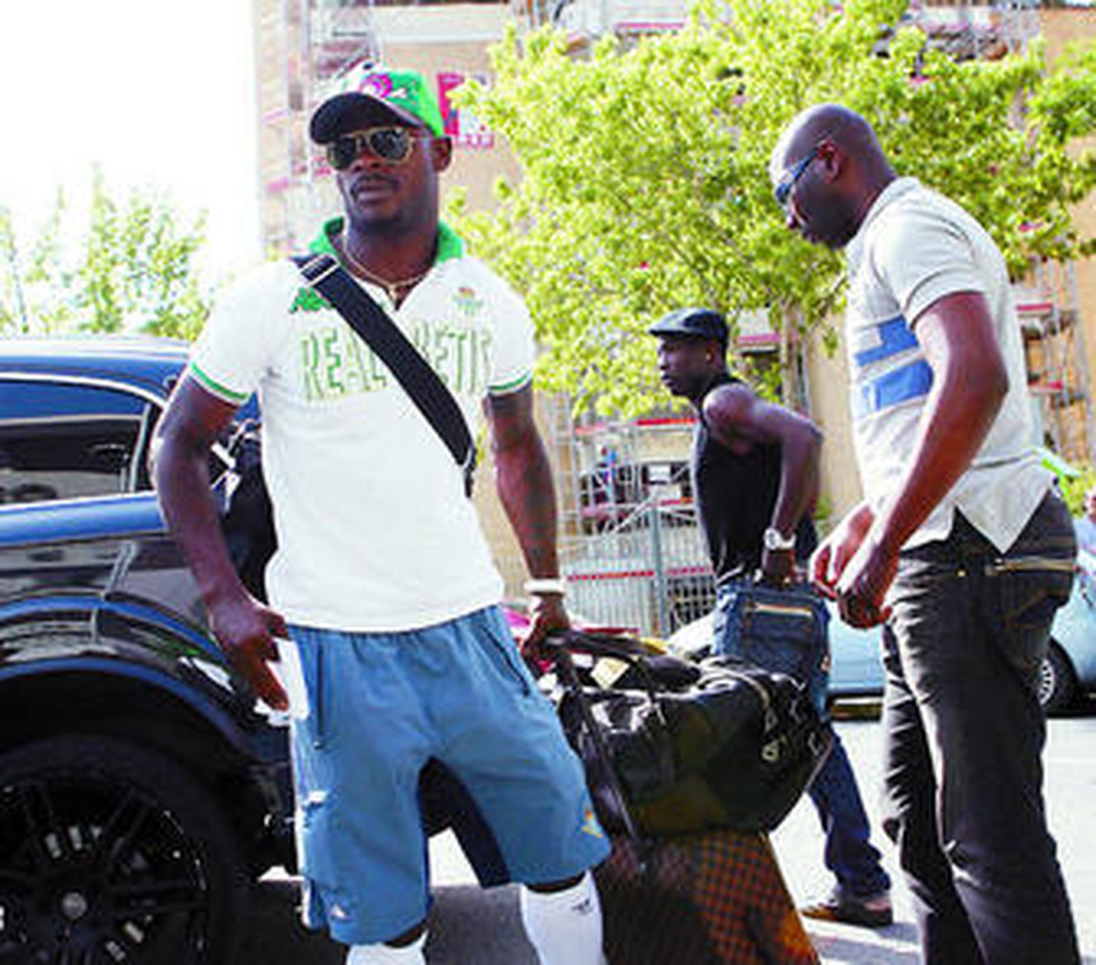 Emana, a su llegada al estadio Ruiz de Lopera, acompañado de dos amigos.