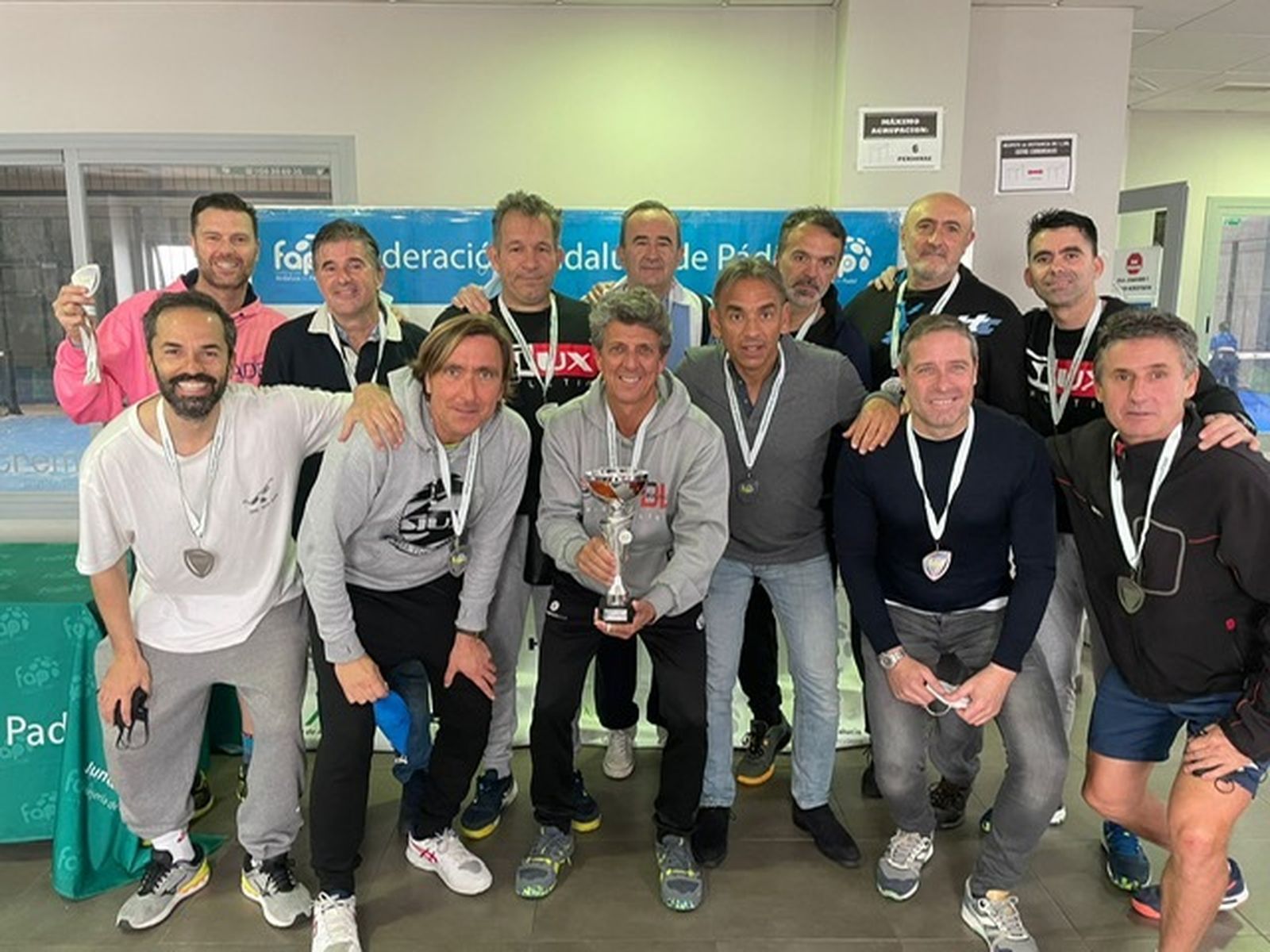 Los miembros del CD Campus Pádel Club de Granada celebran el ascenso