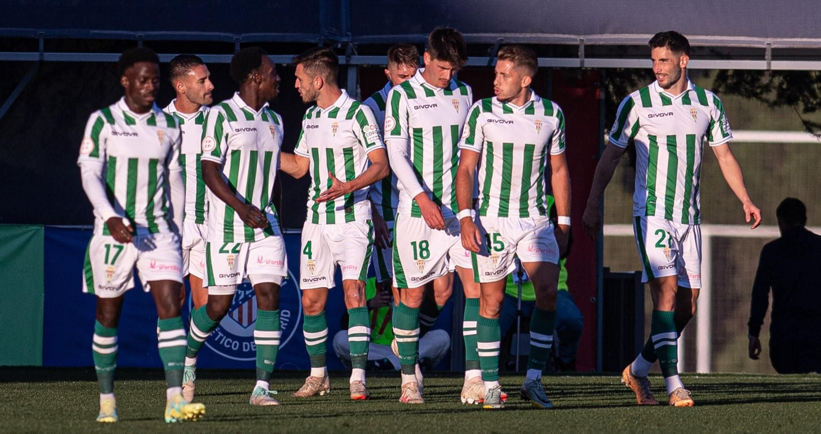 Los jugadores del Córdoba CF celebra uno de sus seis goles al Atlético de Madrid B.