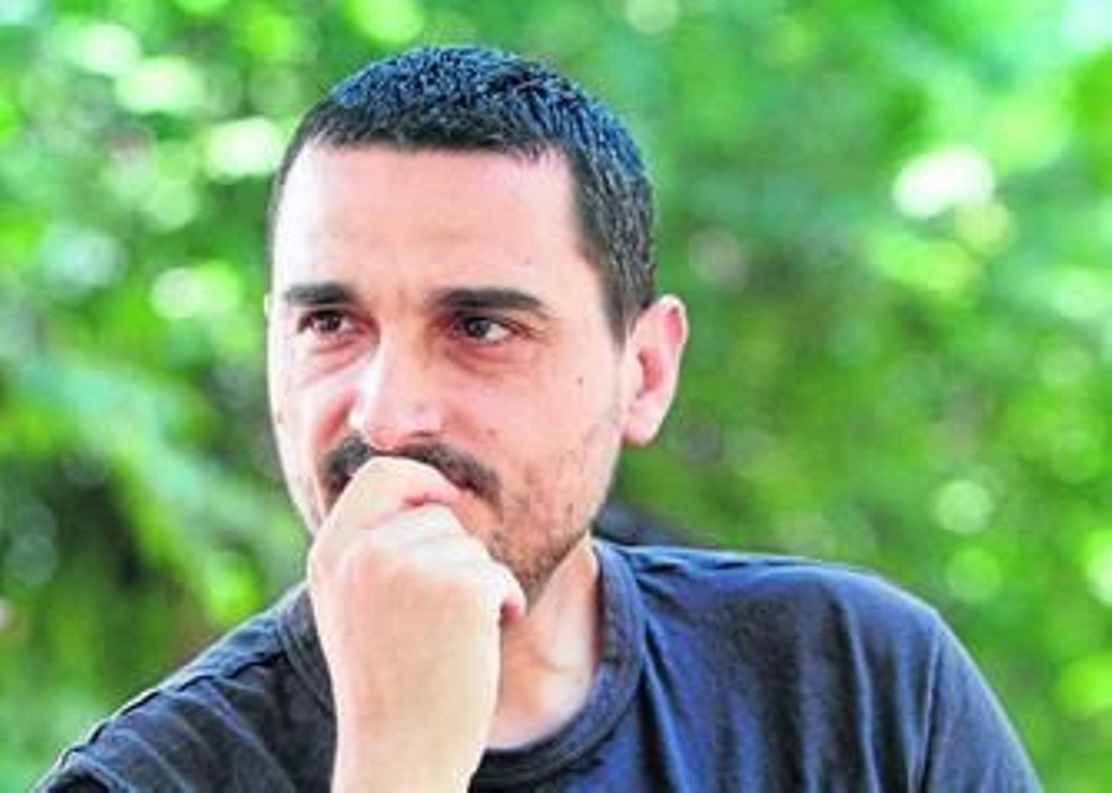 El escritor Javier Mije (Sevilla, 1969), durante la entrevista en la Alameda de Hércules.