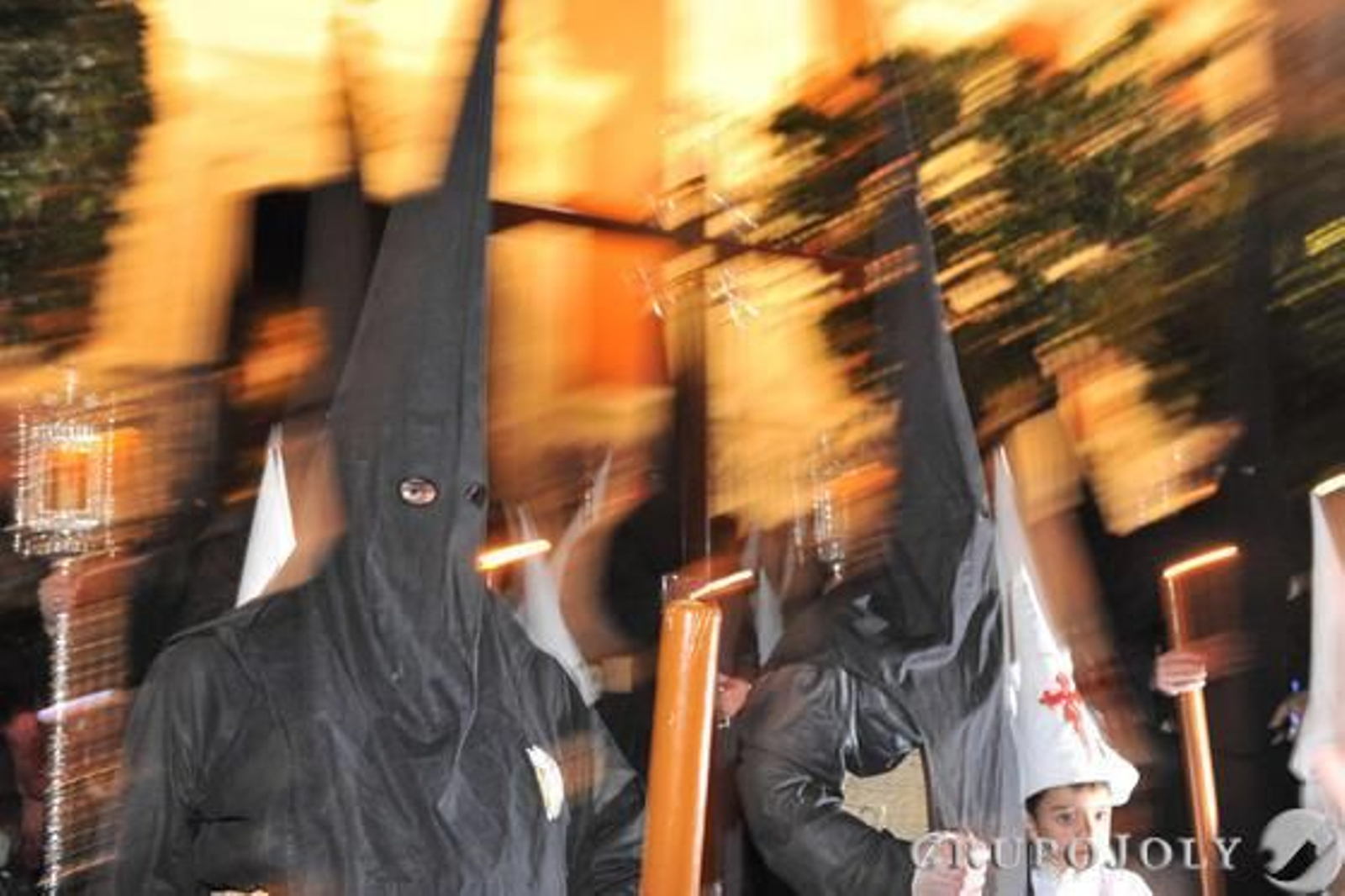 Nazarenos de la Borriquita se mezclan con los del Amor en la Plaza del Salvador.

Foto: Juan Carlos Vazquez