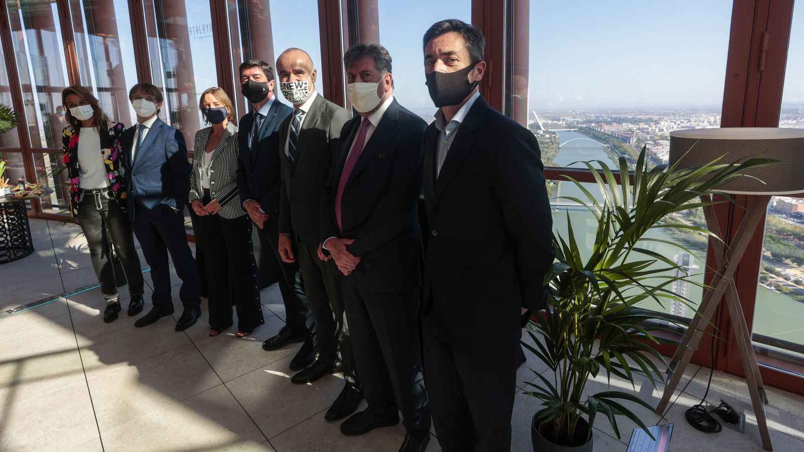 Representantes de la Junta, el Ayuntamiento, Hotusa, Puerto Triana y Caixabank, en la presentación del renovado mirador Atalaya.