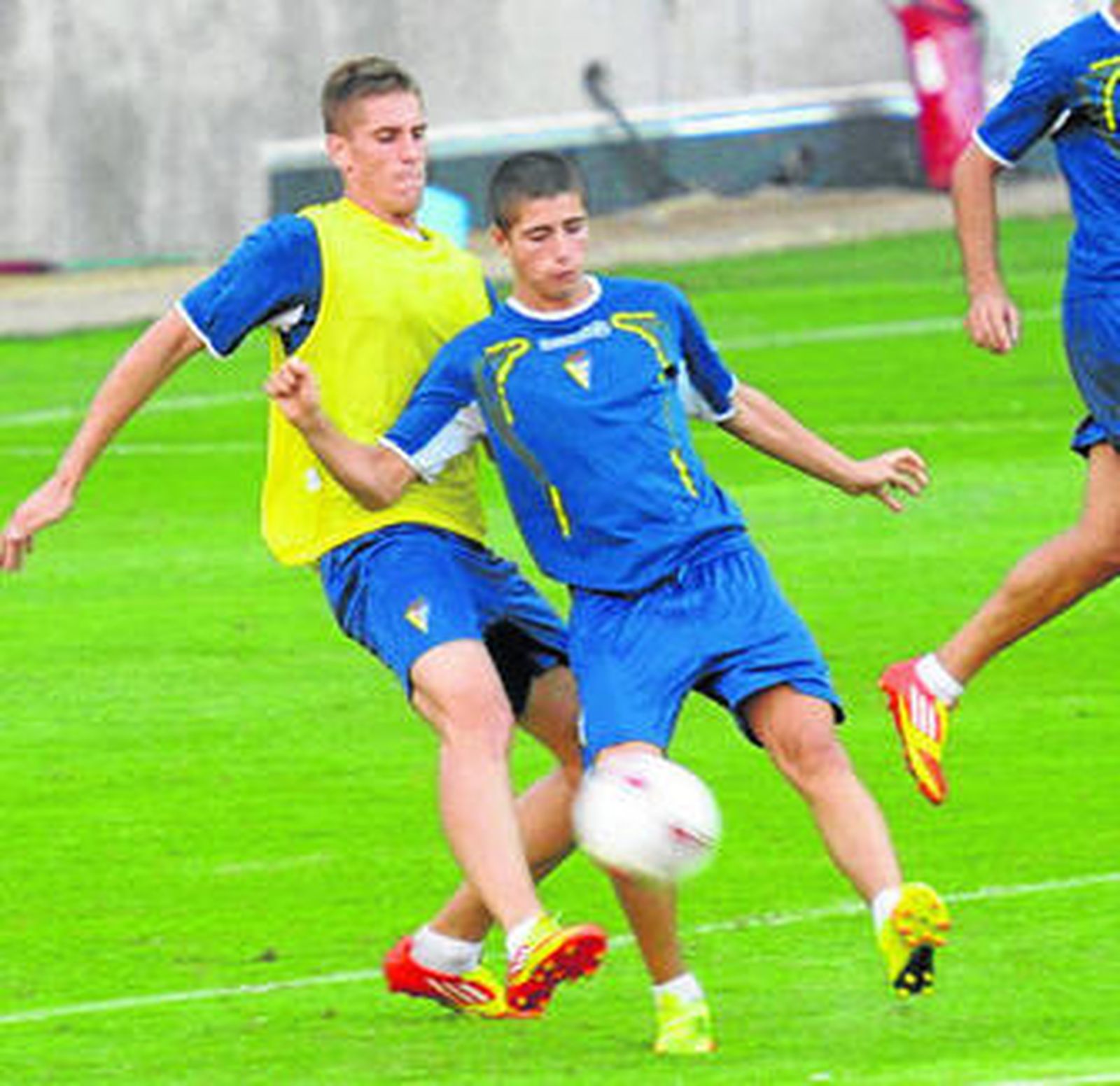 José Mari, 'vigilado' por Albentosa en un entrenamiento.