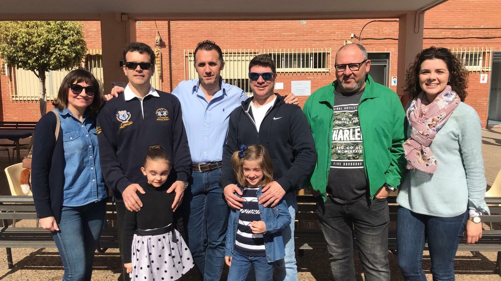 Algunos de los participantes en la paella.