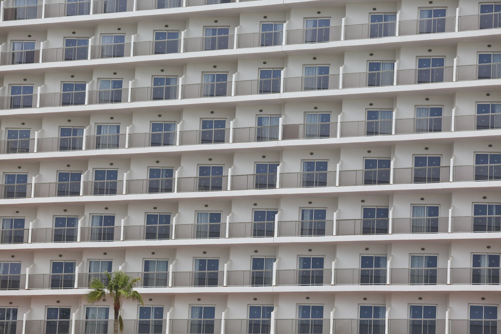 Playas cerradas en Torremolinos, la imagen del coronavirus en Málaga