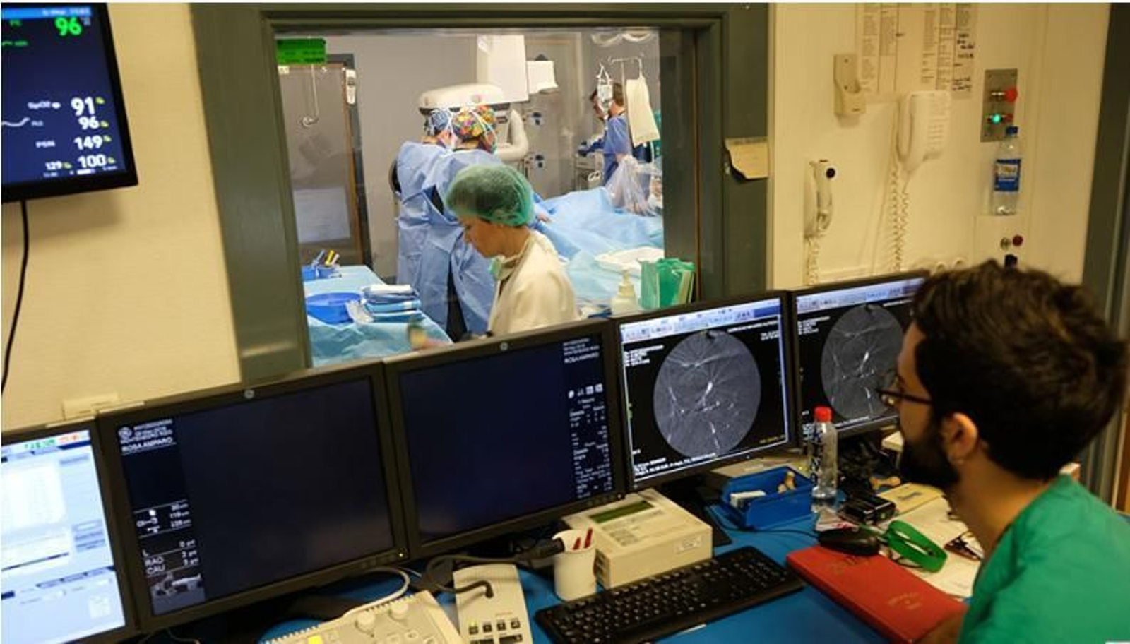 Sanitarios trabajan en un ensayo clínico en el hospital