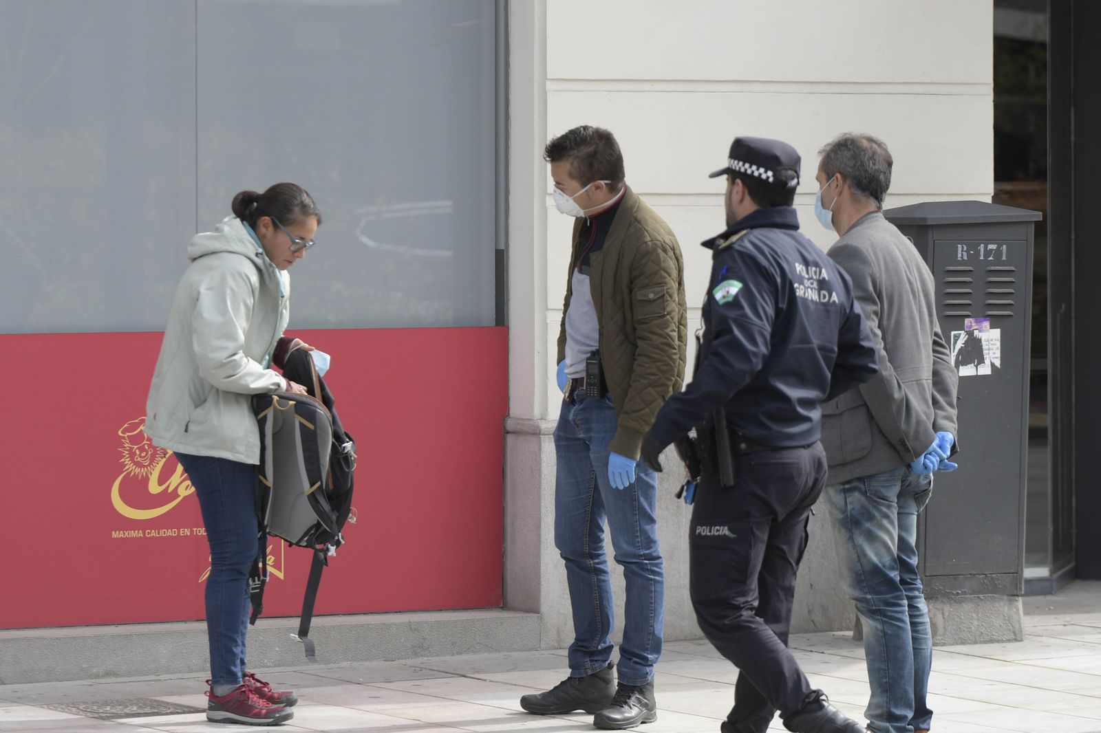 Agentes de paisano y un policía local de Granada identifican a una granadina.