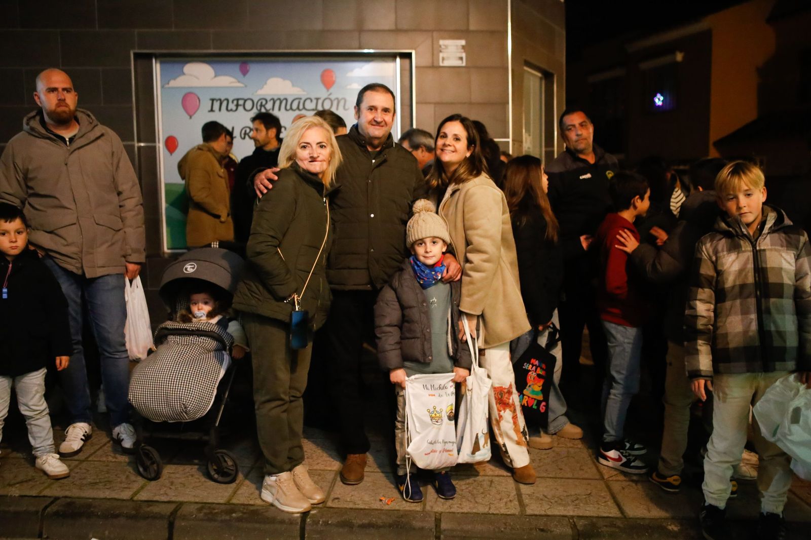 Búscate en las fotos de la cabalgata de Reyes Magos 2026 en Los Barrios