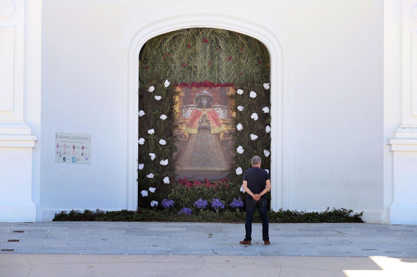 Una foto con la Virgen del Rocío vestida de Pastora presidía la puerta del santuario en vísperas de Pentecostés de 2020.