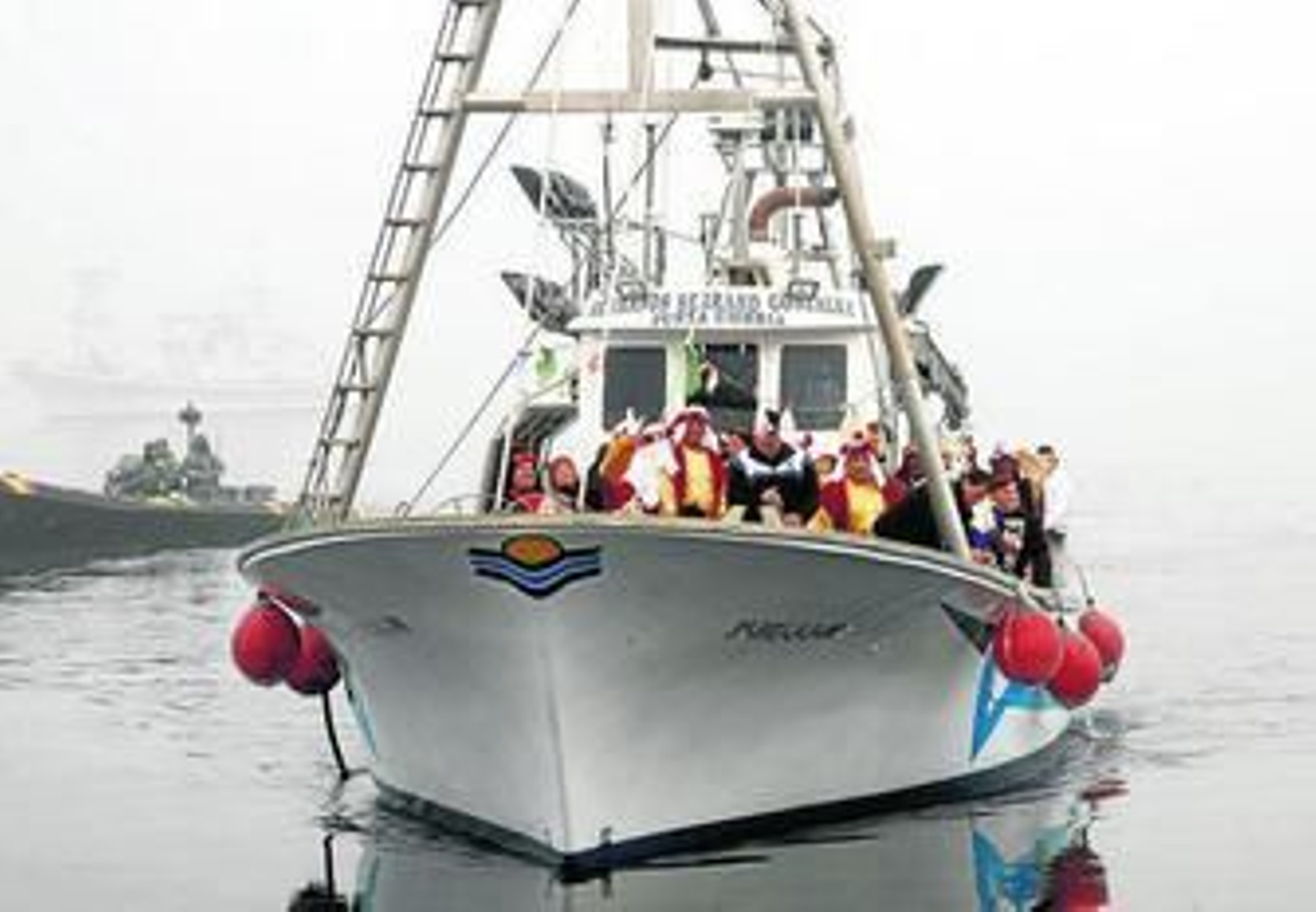 1. Los Reyes Magos llegaron a Punta Umbría en barco a través de la niebla. 2. El trono de uno de las tres Reyes Magos con sus pajes desfilando por las calles de Isla Cristina. 3. Una colorida carroza de Cartaya. 4. Carroza conmemorativa del centenario de La Palma CF. 5. Desfile en Ayamonte. 6. Original y hermosa carroza de un Rey Mago en Rociana del Condado.