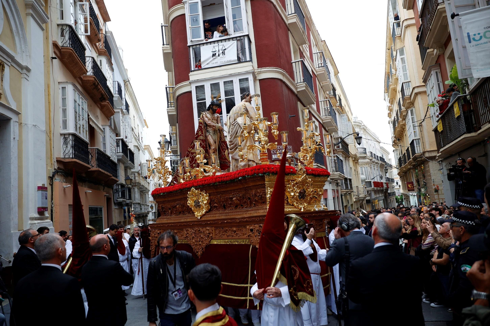 Las imágenes de la cofradía de Ecce Homo  en la Semana Santa  de Cádiz 2023