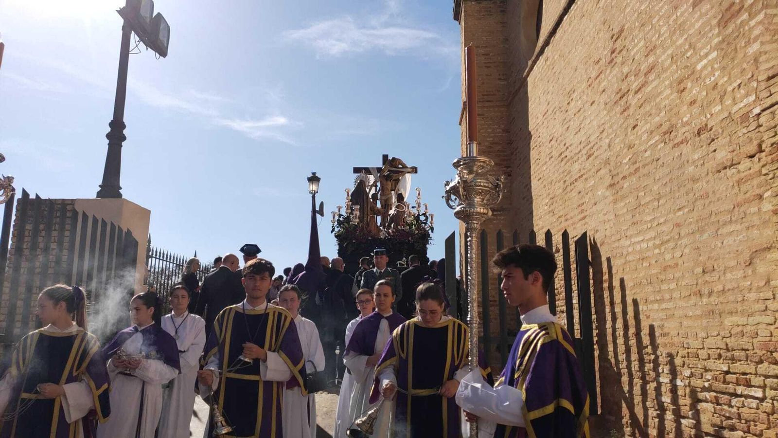 La hermandad del Descendimiento en el porche de San Pedro.