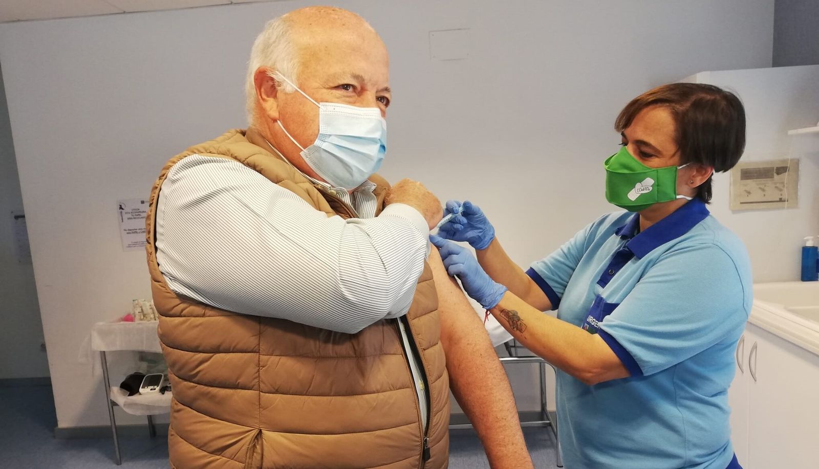 El consejero de Salud de Andalucía, Jesús Aguirre, se vacuna contra el covid.