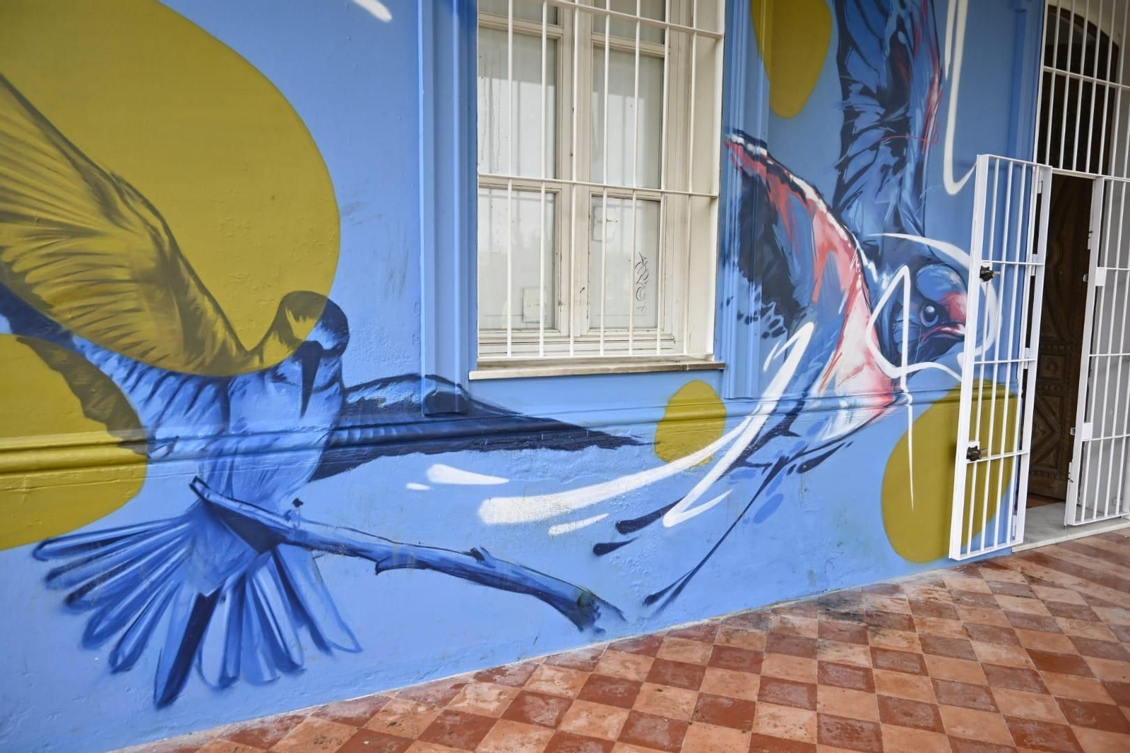 Mural de la fachada del Aula de la Naturaleza arreglado.