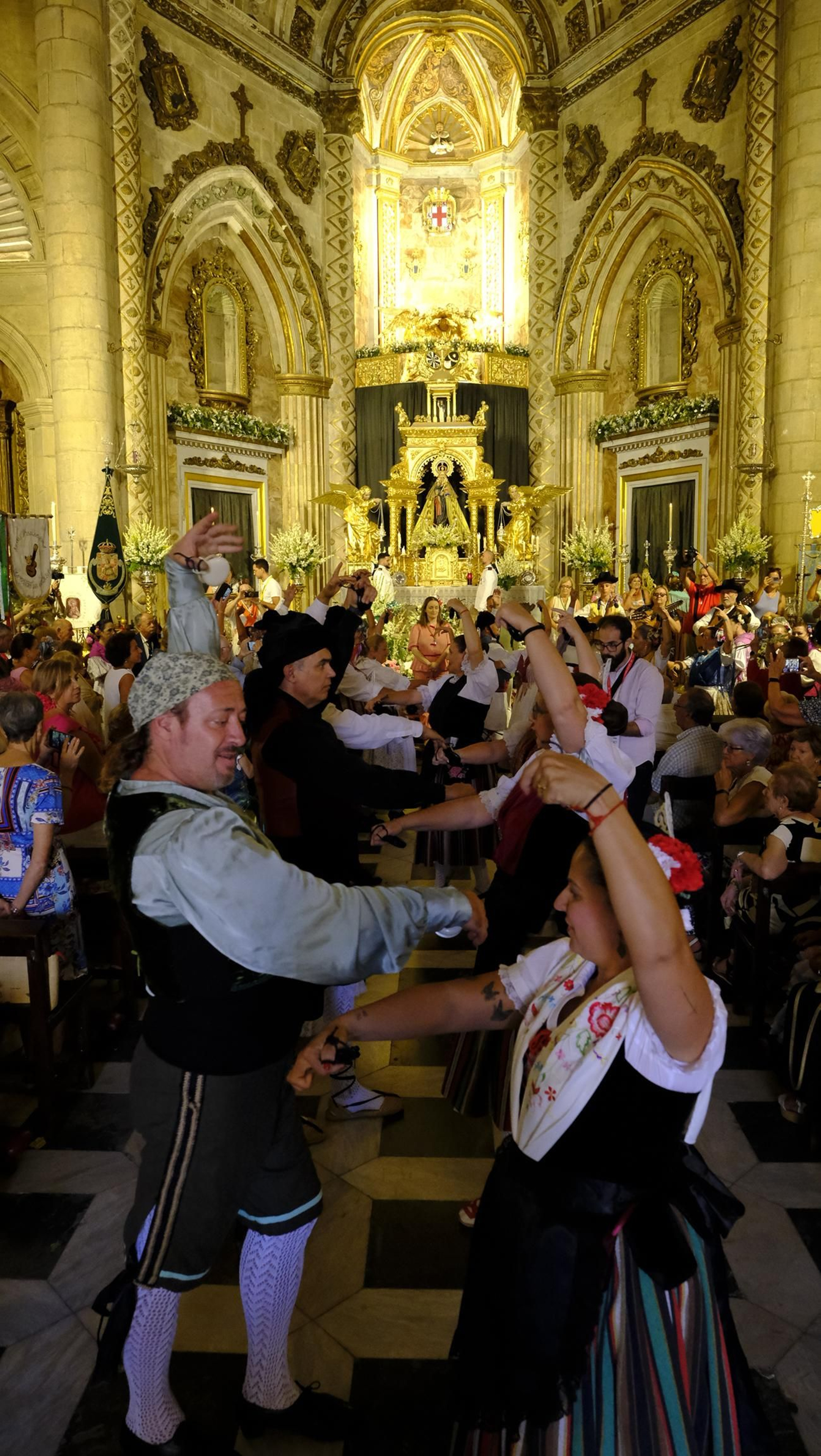 La ofrenda floral a la Virgen del Mar en la Feria de Almería 2025, en imágenes