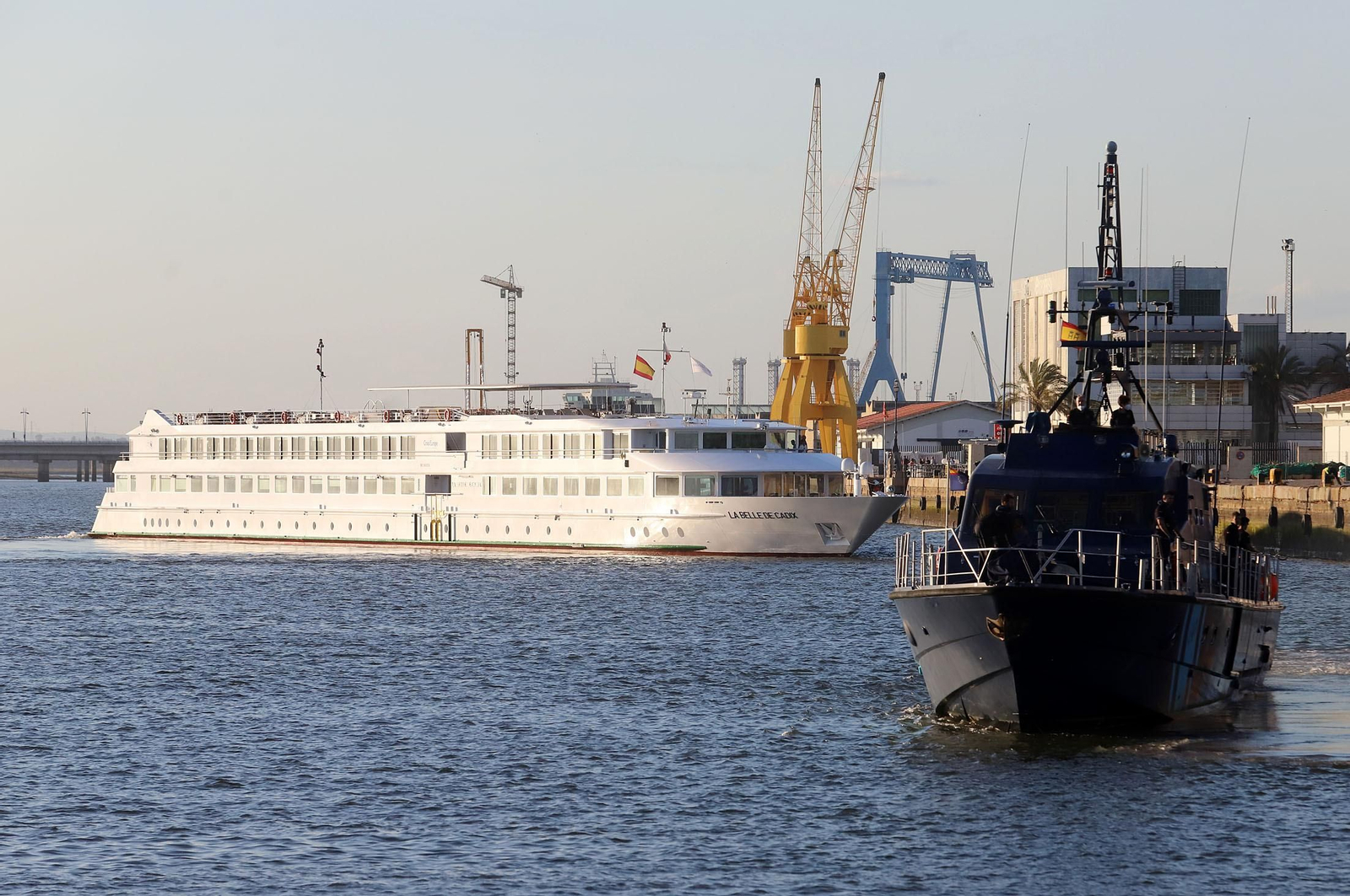 Llegada del del crucero La Belle de Cadix al Puerto de Huelva