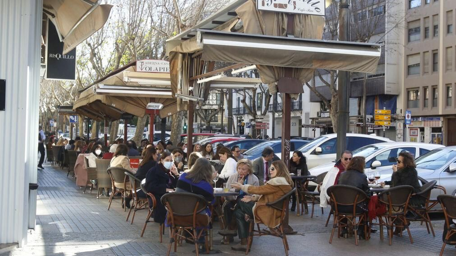 Terrazas llenas en el centro de Córdoba.