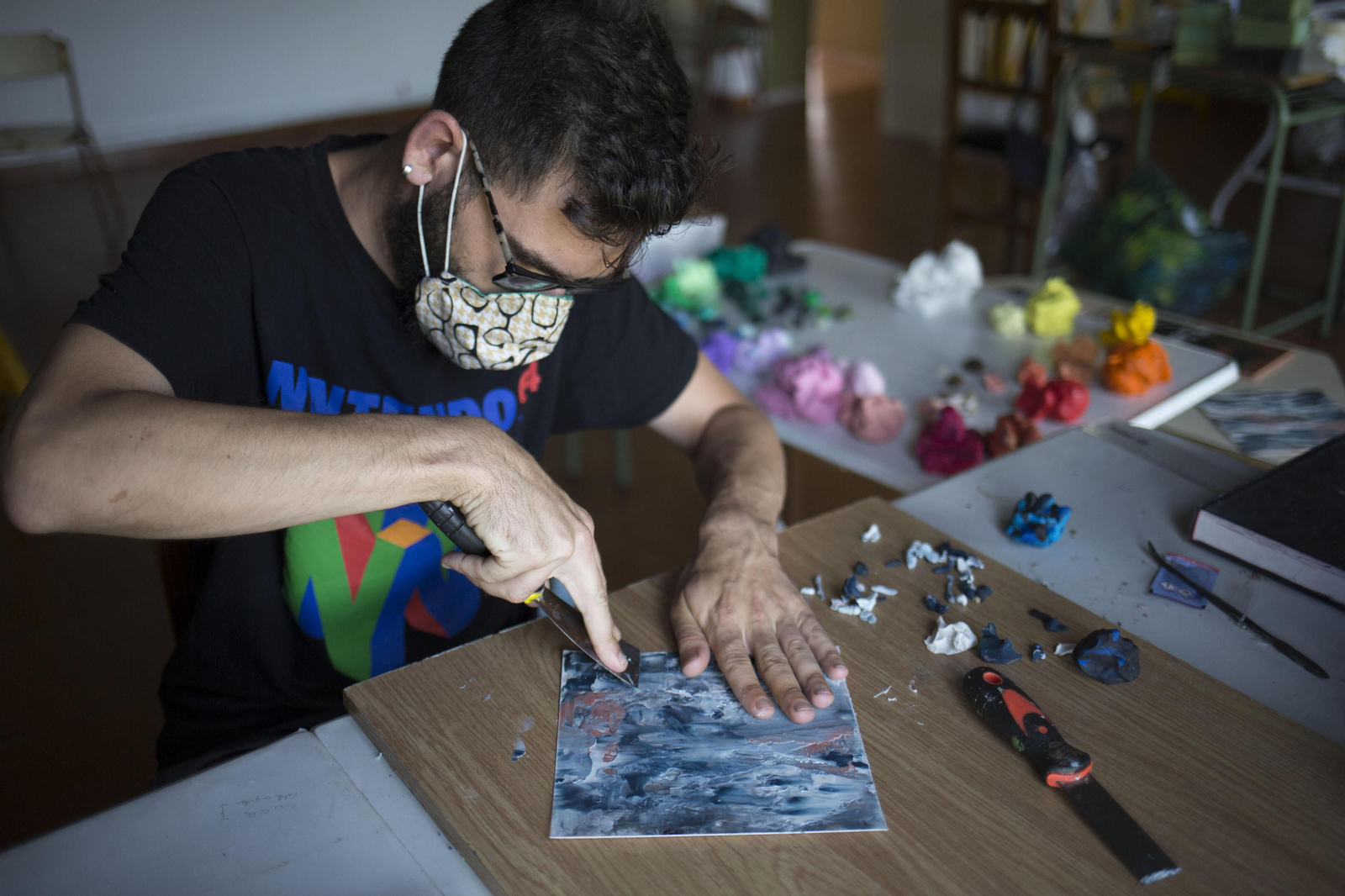 Preparativos para azulejos tradicionales andaluces a base de creaciones formadas con plastilina.