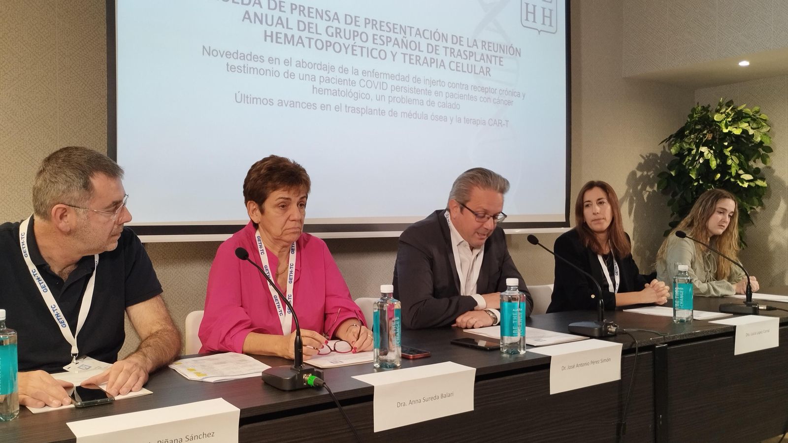 Miembros del Grupo Español de Trasplante Hematopoyético con una paciente.