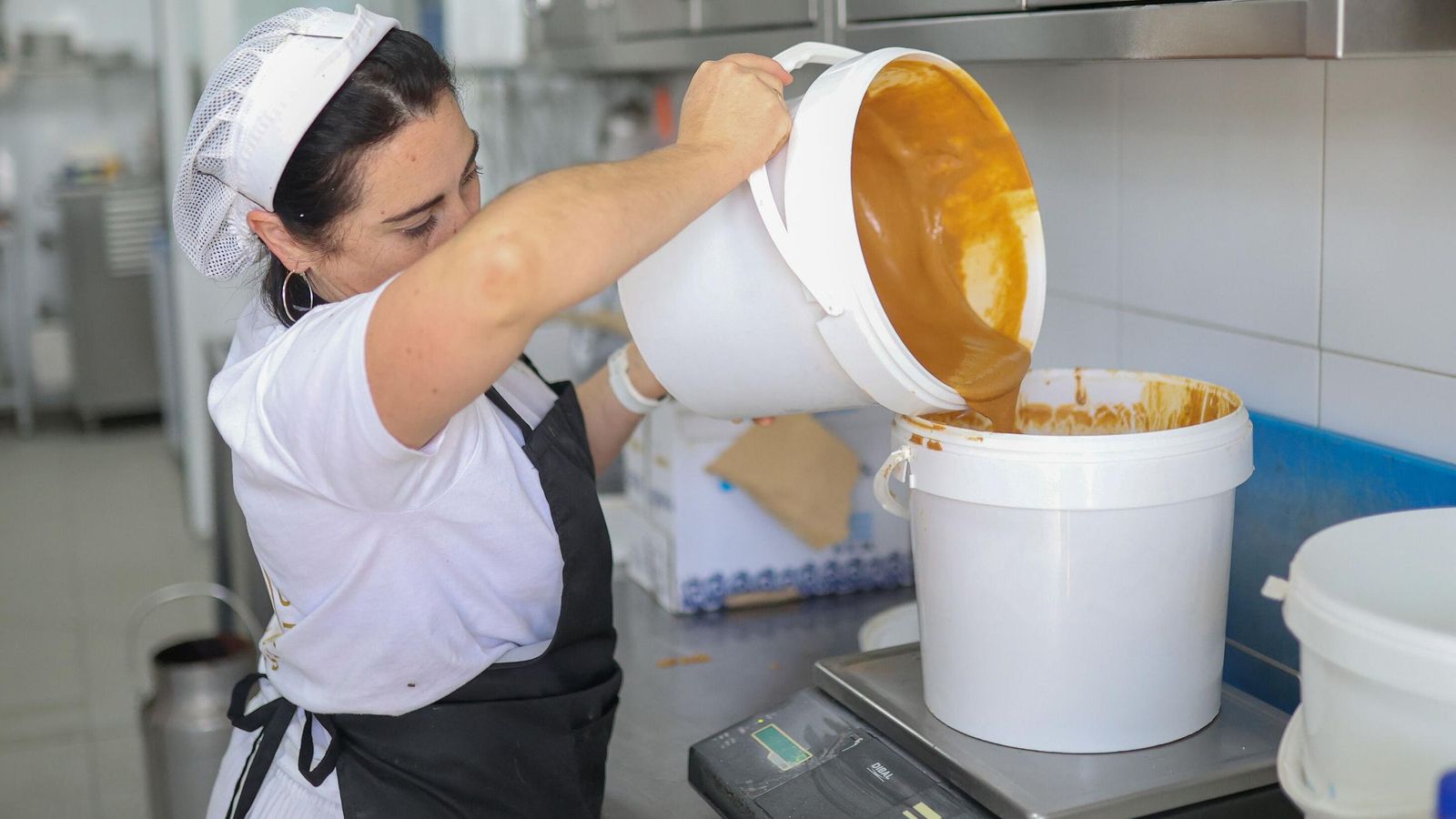 Una empleada de Heladerías La Rosa mezcla varios ingredientes