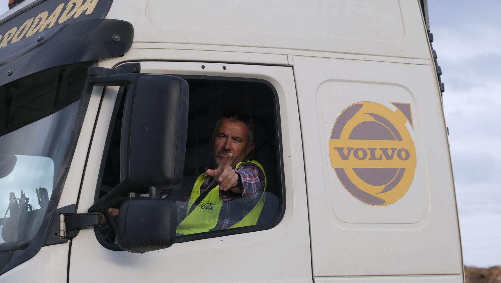 Un camionero realiza un gesto a la cámara.