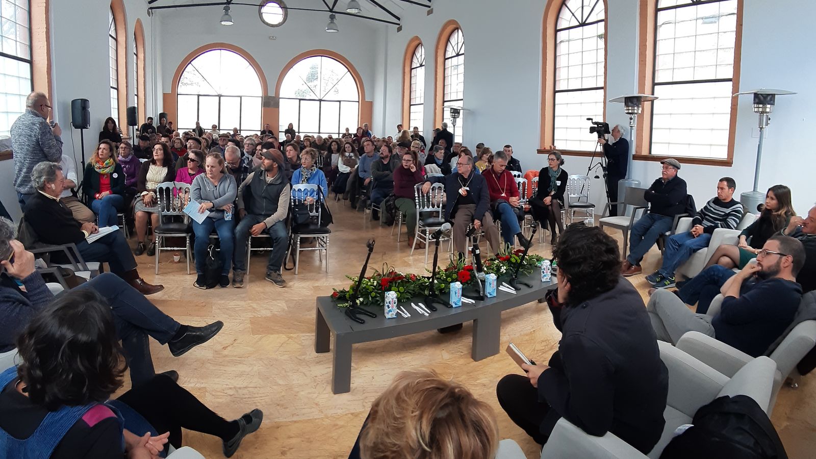 Charlas, conferencias y mesas redondas.