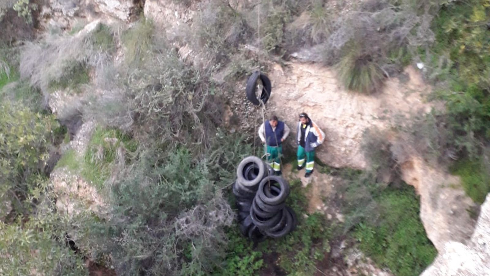 Vertidos de neumáticos y amianto en una carretera en Alhaurín de la Torre.