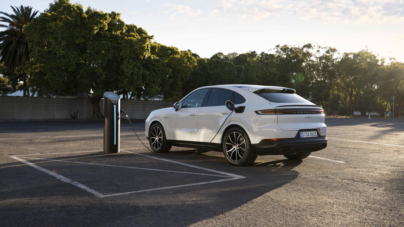 Es la versión híbrida la que recibe las modificaciones más importantes de los tres motores disponibles, con una autonomía eléctrica WLTP de, ahora, hasta 90 km.