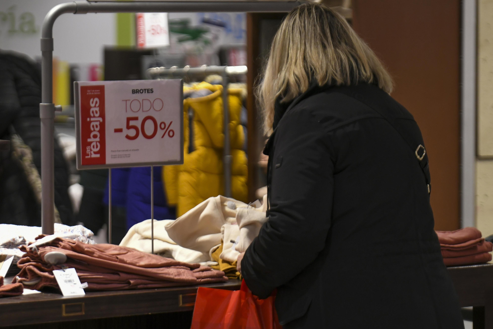 Fotos: el inicio de las rebajas en el Corte Inglés de Granada