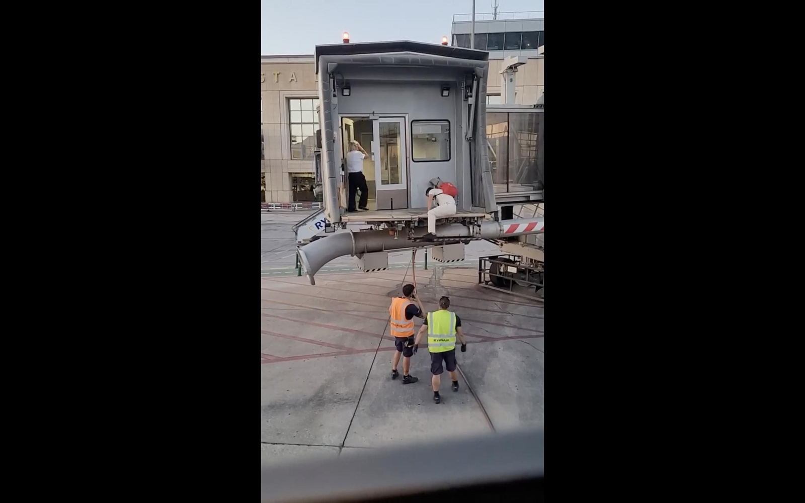 Así trató el pasajero de subir al avión. Así trató el pasajero de subir al avión.
