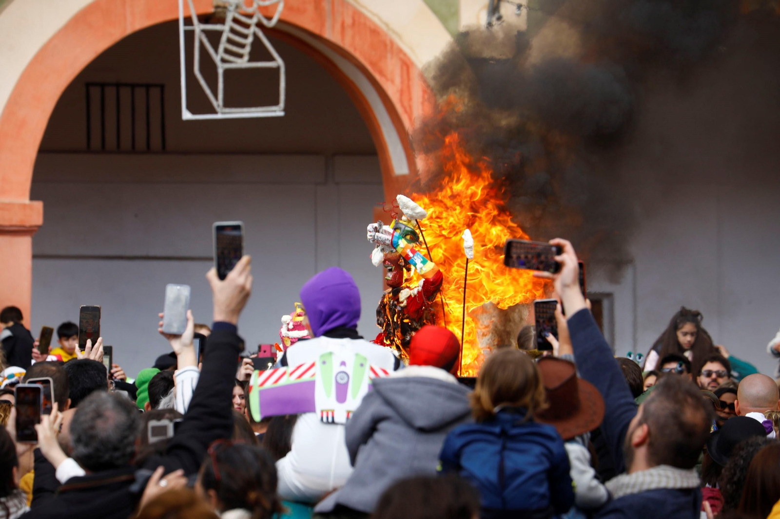 La quema del dios Momo pone punto y final al Carnaval de Córdoba 2023, en fotografías