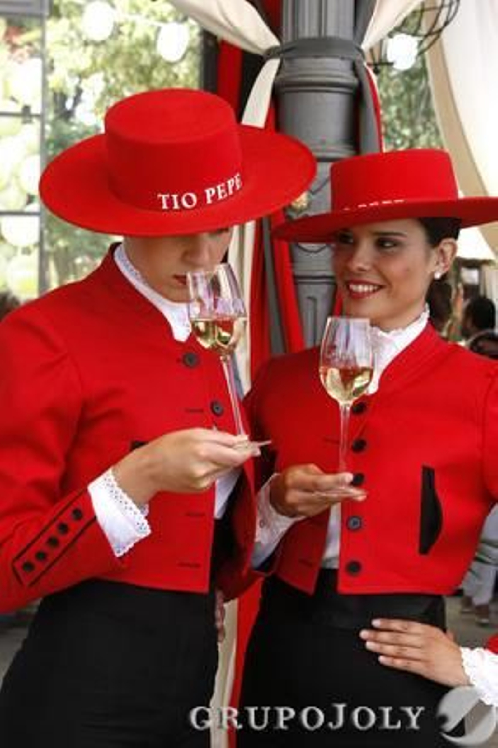 Dos azafatas con Tío Pepe.